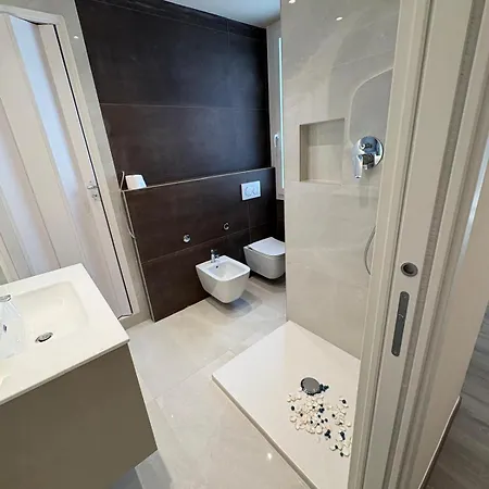 Apartment Welcome Riviera-colombo 12-102-totalmente Rinnovato Luglio 2026-3 Da Letto Ciascuna Con Condizionatore -150 M Dal Centro - Parcheggio A 20 Euro Al Giorno Da Prenotare -parking At 20 Euro Per Day If Available Rapallo