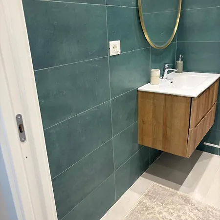 Apartment Welcome Riviera-colombo 12-102-totalmente Rinnovato Luglio 2026-3 Da Letto Ciascuna Con Condizionatore -150 M Dal Centro - Parcheggio A 20 Euro Al Giorno Da Prenotare -parking At 20 Euro Per Day If Available Rapallo